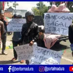 Massa Aksi Beri “Hadiah” BH dan CD Wanita, Pamekasan Dinilai Gagal Hebat