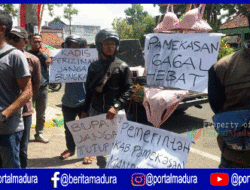Massa Aksi Beri “Hadiah” BH dan CD Wanita, Pamekasan Dinilai Gagal Hebat