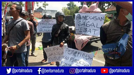 Massa Aksi Beri Hadiah BH dan CD Wanita, Pamekasan Dinilai Gagal Hebat