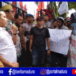 Tak Terima Ucapan Presiden, Petani Garam Sumenep Demo Kantor DPRD