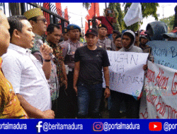 Tak Terima Ucapan Presiden, Petani Garam Sumenep Demo Kantor DPRD