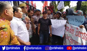 Tak Terima Ucapan Presiden, Petani Garam Sumenep Demo Kantor DPRD