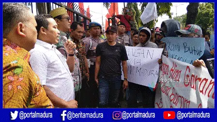 Tak Terima Ucapan Presiden, Petani Garam Sumenep Demo Kantor DPRD