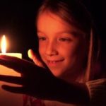 Mati Lampu? Lakukan 8 Aktivitas Ini Agar Si Kecil Tak Bosan