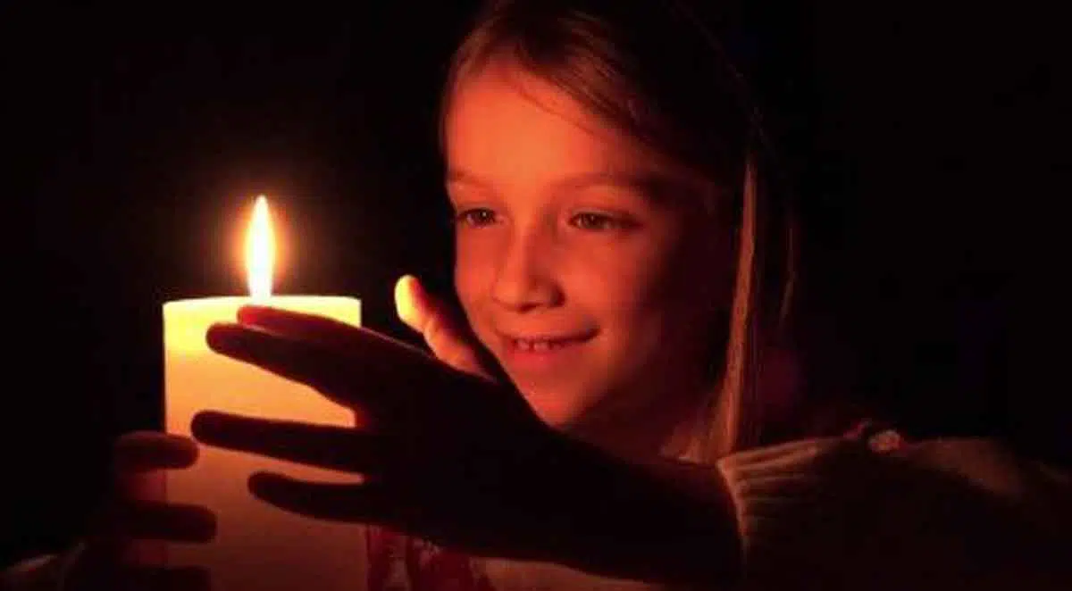 Mati Lampu? Lakukan 8 Aktivitas Ini Agar Si Kecil Tak Bosan