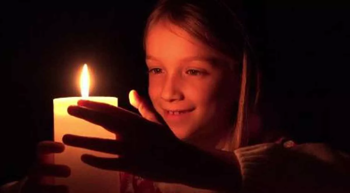Mati Lampu? Lakukan 8 Aktivitas Ini Agar Si Kecil Tak Bosan
