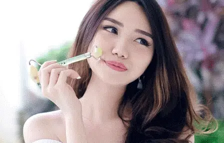 Mengenal Fungsi Jade Roller dan Cara Pakainya