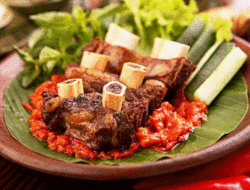Menu Weekend: Resep Iga Penyet Sambal Tomat yang Super Pedas