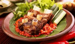 Menu Weekend Resep Iga Penyet Sambal Tomat yang Super Pedas