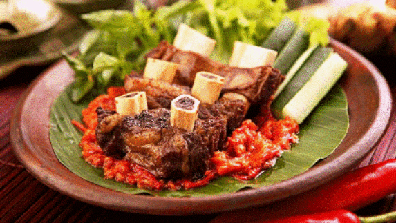 Menu Weekend Resep Iga Penyet Sambal Tomat yang Super Pedas