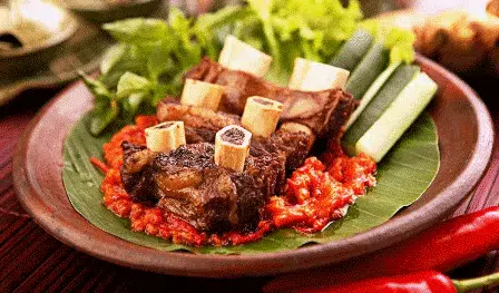 Menu Weekend Resep Iga Penyet Sambal Tomat yang Super Pedas