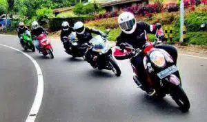 3 Cara Lewati Turunan Curam dengan Motor Matik