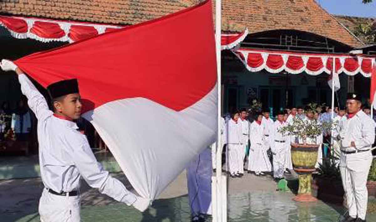 Titipkan Kualitas Karakter, Kemenag Gelar Upacara HUT ke 74 RI di MAN Sampang