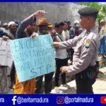 Petani Tembakau Madura Luruk Gudang PT Bentoel di Pamekasan