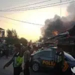 Kobaran Api Toko Budi Santoso Membesar, Polisi Sumenep Alihkan Arus Lalu Lintas