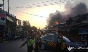 Kobaran Api Toko Budi Santoso Membesar, Polisi Sumenep Alihkan Arus Lalu Lintas