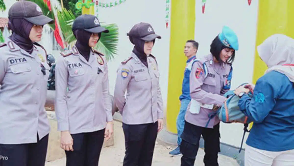 Empat polisi wanita (Polwan) dilingkungan Polres Sumenep sedang menjalankan tugas di depan pintu keraton Sumenep (Labeng Mesem) (Foto. @portalmadura.com)