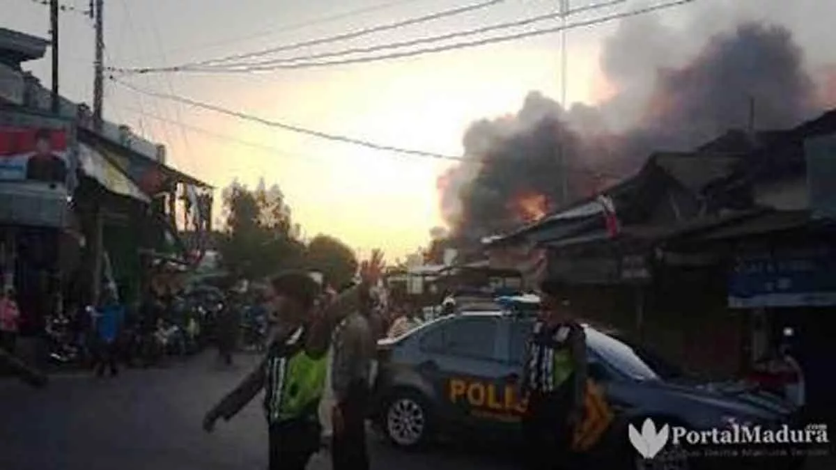 Kobaran Api Toko Budi Santoso Membesar, Polisi Sumenep Alihkan Arus Lalu Lintas