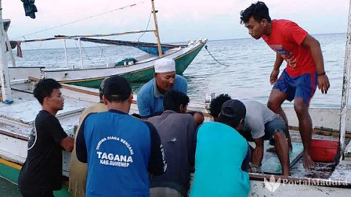 Proses evakuasi korban laka laut oleh nelayan (Foto. Istimewa)