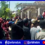 Tolak Calon Kades Luar, Warga Aengbaja Kenek Sumenep Duduki Sekretariat Panitia Pilkades