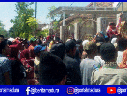 Tolak Calon Kades Luar, Warga Aengbaja Kenek Sumenep Duduki Sekretariat Panitia Pilkades