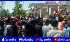 Tolak Calon Kades Luar, Warga Aengbaja Kenek Sumenep Duduki Sekretariat Panitia Pilkades