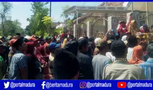Tolak Calon Kades Luar, Warga Aengbaja Kenek Sumenep Duduki Sekretariat Panitia Pilkades