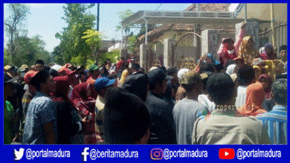 Tolak Calon Kades Luar, Warga Aengbaja Kenek Sumenep Duduki Sekretariat Panitia Pilkades