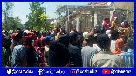 Tolak Calon Kades Luar, Warga Aengbaja Kenek Sumenep Duduki Sekretariat Panitia Pilkades