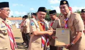 Tengah, Bupati Sumenep A Busyro Karim menyerahkan penghargaan kepada Sjaifurrachman. (Foto. Nanik Dwi Jayanti)