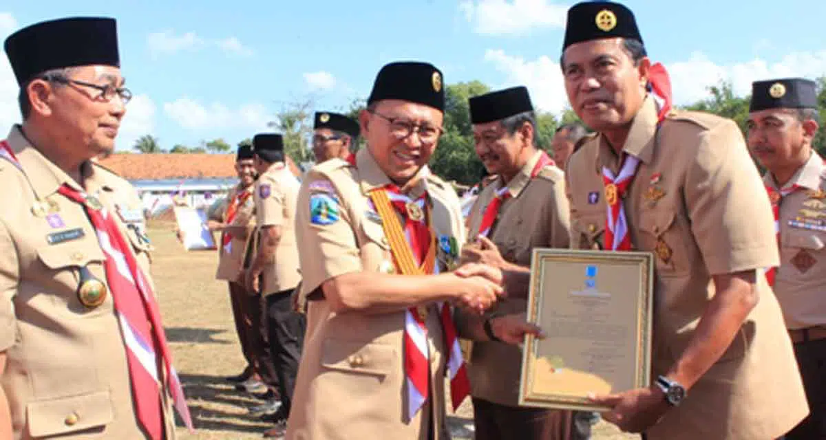 Tengah, Bupati Sumenep A Busyro Karim menyerahkan penghargaan kepada Sjaifurrachman. (Foto. Nanik Dwi Jayanti)