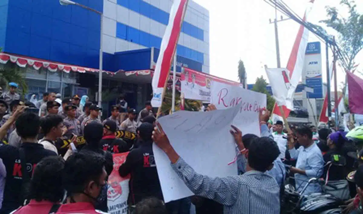Warga dan penerima PKH demo kantor BRI Cabang Sampang (Foto. Rafi)