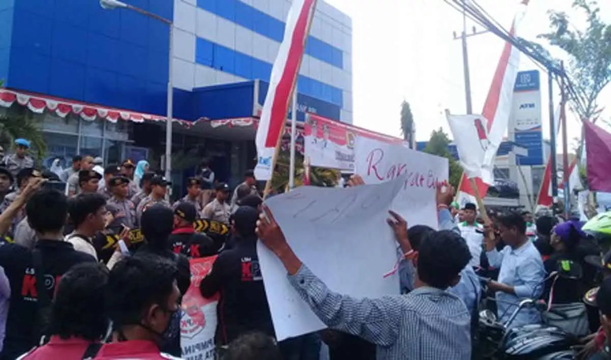 Warga dan penerima PKH demo kantor BRI Cabang Sampang (Foto. Rafi)