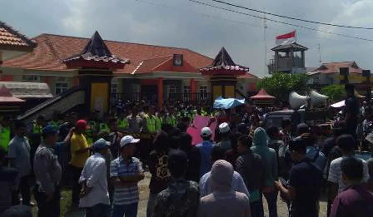 Klaim Suara Caleg Yang Didukung Hilang, Warga Luruk Bawaslu Bangkalan