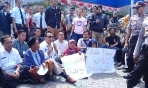 3 Tahun Tak Cair, Penerima PKH Demo Kantor BRI Sampang