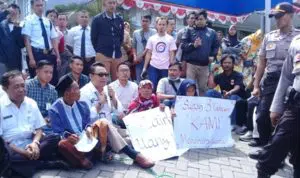 3 Tahun Tak Cair, Penerima PKH Demo Kantor BRI Sampang