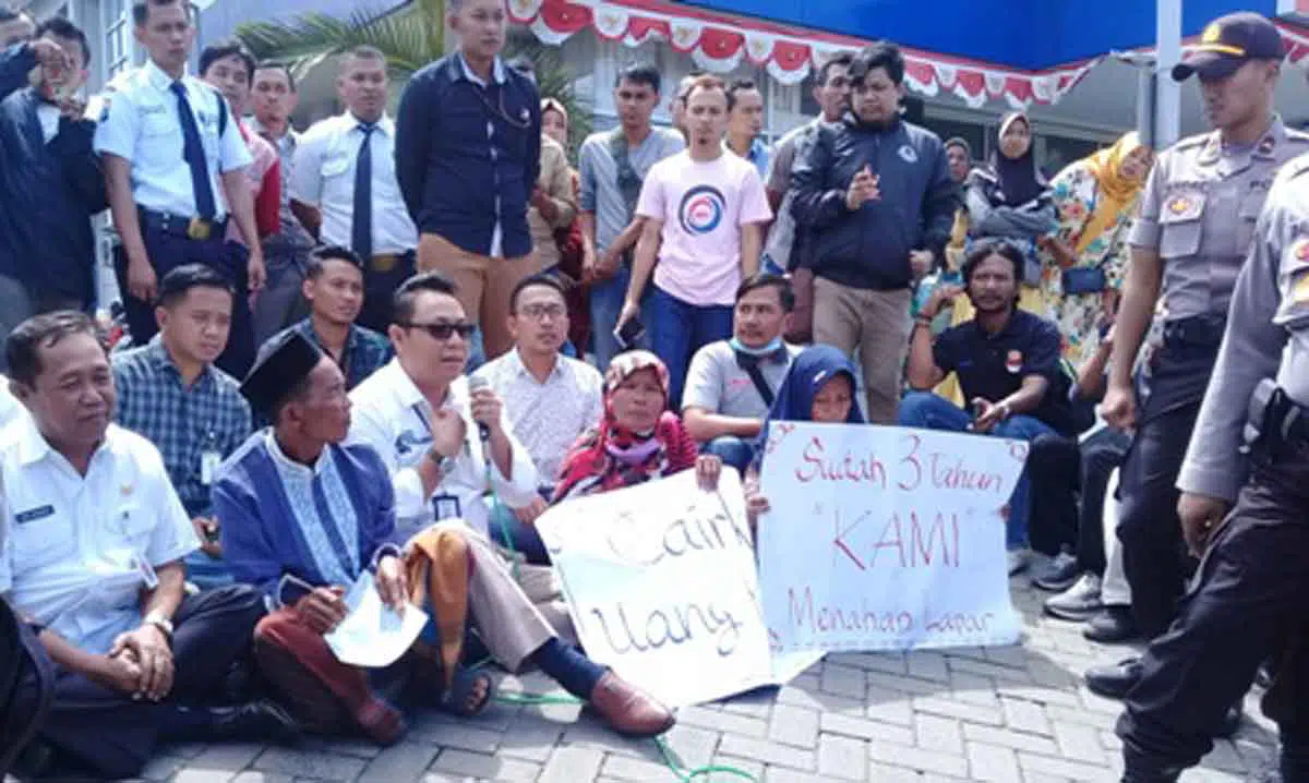 3 Tahun Tak Cair, Penerima PKH Demo Kantor BRI Sampang