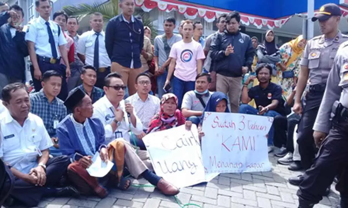 3 Tahun Tak Cair, Penerima PKH Demo Kantor BRI Sampang