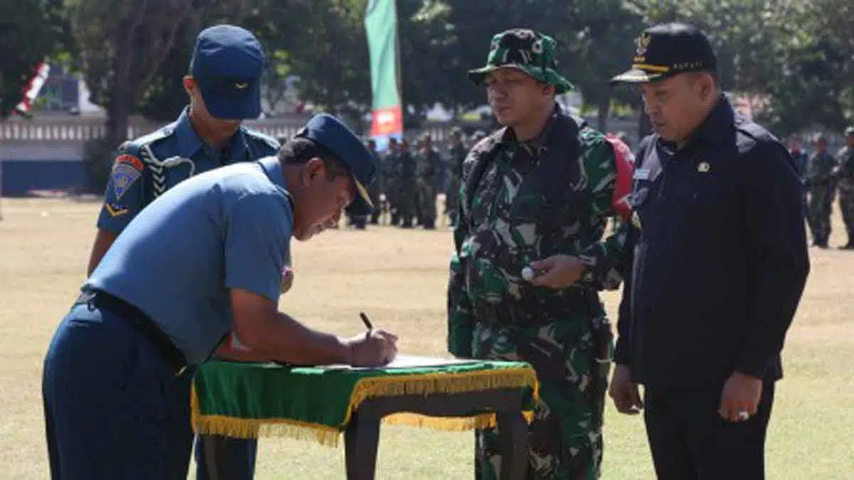 Beri Apresiasi, Bupati Sampang Hadiri Penutupan Upacara TNI TMMD Ke- 105