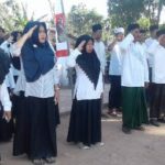 HUT RI, Warga Sumenep dan Santri Upacara Pakai Sarung dan Sandal Jepit