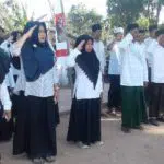HUT RI, Warga Sumenep dan Santri Upacara Pakai Sarung dan Sandal Jepit