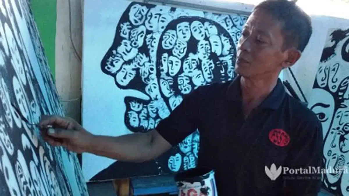 Fajar Iriadi sedang menyelesaikan lukisan hitam-putih di kanvas berukuran 2x1,5 meter. (Foto: Agus Hidayat)