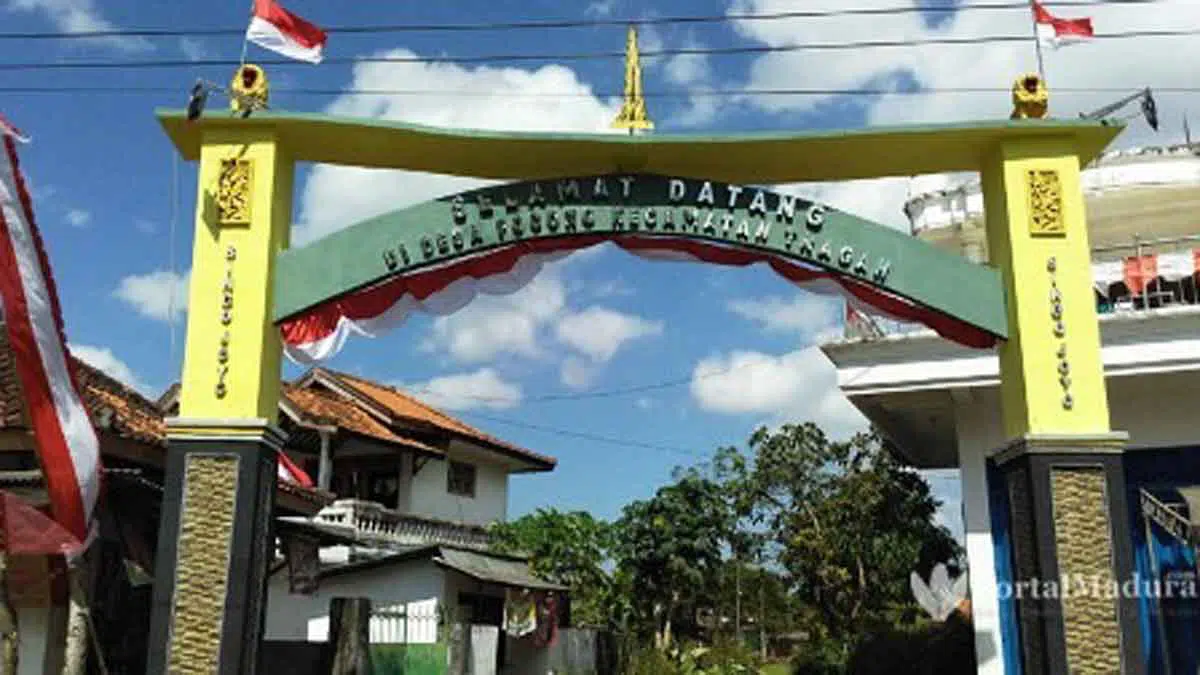 Mengenal Desa Pocong, Dalam Kepemimpinan Wanita Cantik - Portalmadura.com Gapura Desa Pocong yang baru didirikan. Setelah melewati gapura ada percabangan menuju Dusun Karang Asem dan Dusun Karang Gaddhul. (Foto: Agus Hidayat)