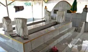 Makam keramat Nyai Ageng Dewi Maduretno (kanan) dan Raden Yodo Nanggolo di Dusun Karang Asem, Desa Pocong, Kecamatan Tragah, Bangkalan. (Foto: Agus Hidayat)