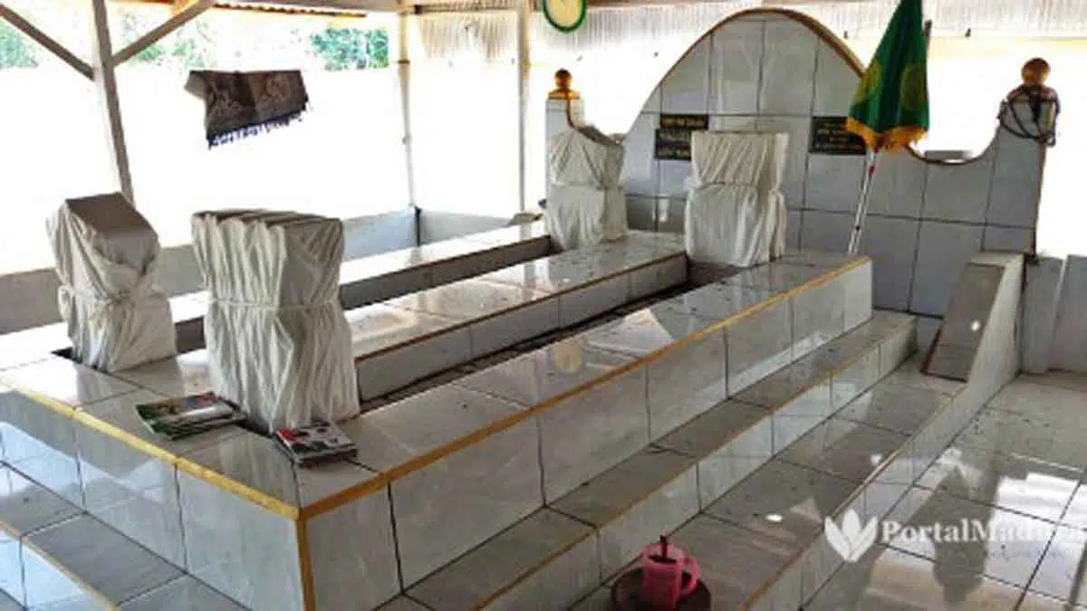 Makam keramat Nyai Ageng Dewi Maduretno (kanan) dan Raden Yodo Nanggolo di Dusun Karang Asem, Desa Pocong, Kecamatan Tragah, Bangkalan. (Foto: Agus Hidayat)