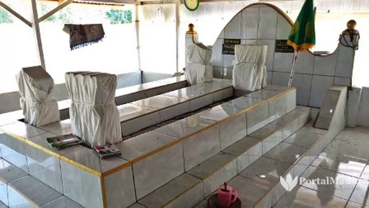 Makam keramat Nyai Ageng Dewi Maduretno (kanan) dan Raden Yodo Nanggolo di Dusun Karang Asem, Desa Pocong, Kecamatan Tragah, Bangkalan. (Foto: Agus Hidayat)