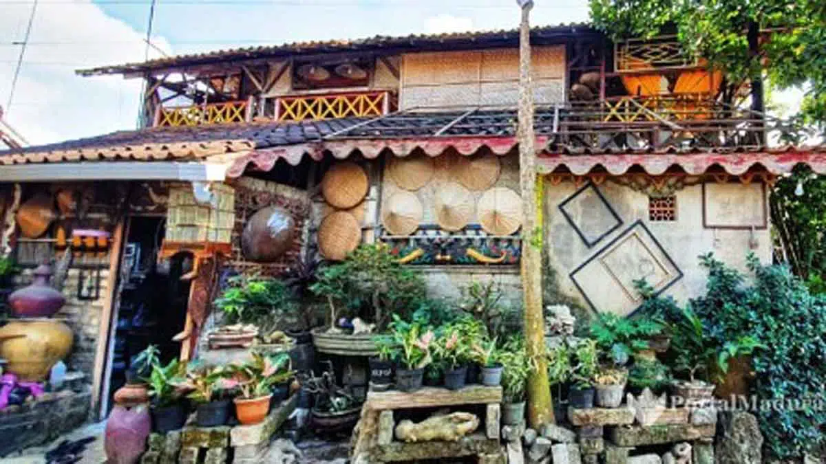 Fajar Iriadi Sa, Pelukis Bangkalan Yang Tak Mengenal Aliran - Portalmadura.com Rumah Fajar Iriadi di Jln. Letnan Abdullah I/76 Bangkalan terlihat unik dengan balutan karya seni. (Foto: Agus Hidayat)