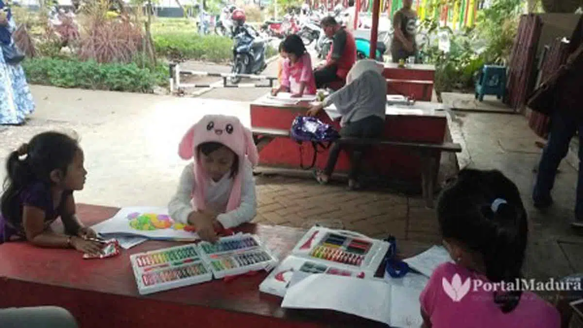Fajar Iriadi Sa, Pelukis Bangkalan Yang Tak Mengenal Aliran - Portalmadura.com Anak didik Fajar Iriadi sedang berlatih menggambar di Taman Paseban, Bangkalan. (Foto: Agus Hidayat)