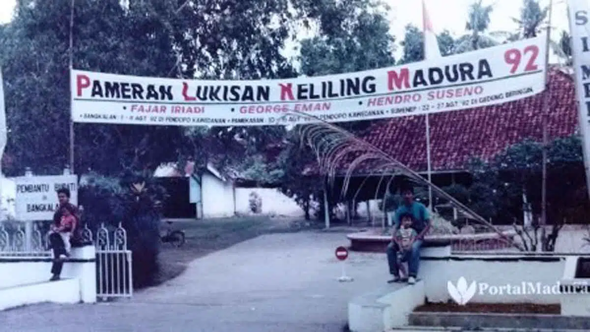 Fajar Iriadi Sa, Pelukis Bangkalan Yang Tak Mengenal Aliran - Portalmadura.com Spanduk pameran lukisan keliling Madura yang terpasang di Kantor Kawedanan Bangkalan. (Foto: Agus Hidayat)