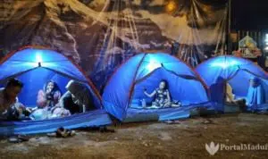 Serunya makan malam dalam tenda, layaknya suasana di gunung. (Foto: Agus Hidayat)